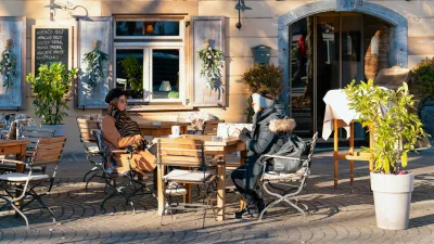 Dve mladi dami med uživanjem ob kavi. Slika je simbolična. / Foto: Istock