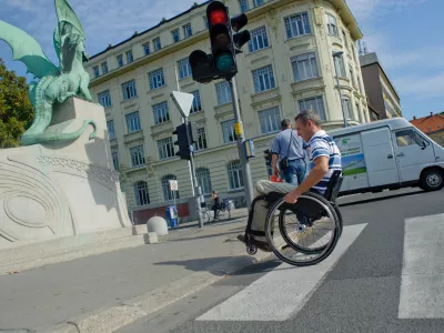 invalidi - paraplegiki na sprehodu opozorili na težave v urbanem okolju      //FOTO: Tomaž Zajel&scaron;nik