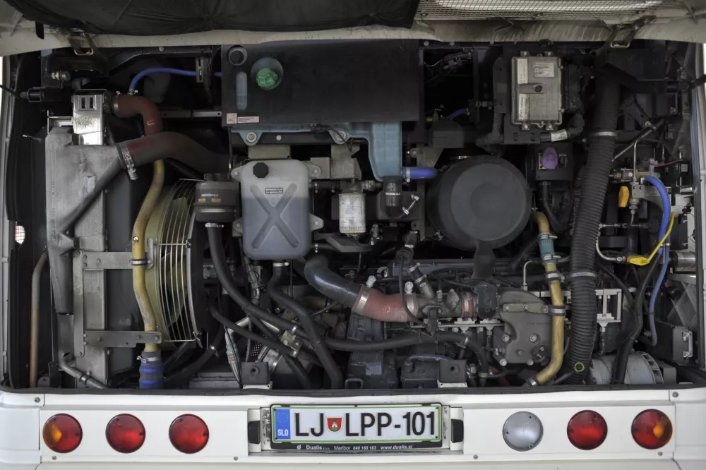 - ilustrativna fotografijamotor avtobusa, motor na komprimiran zemeljski plinmetanbus - mestni avtobus LPP  - Evropski teden trajnostne energije - vožnja z okolju prijaznimi mestnimi avtobusi, ki jih poganja stisnjen zemeljski plin - plinski avtobus - metanbus  //FOTO: Tomaž Zajel&scaron;nik