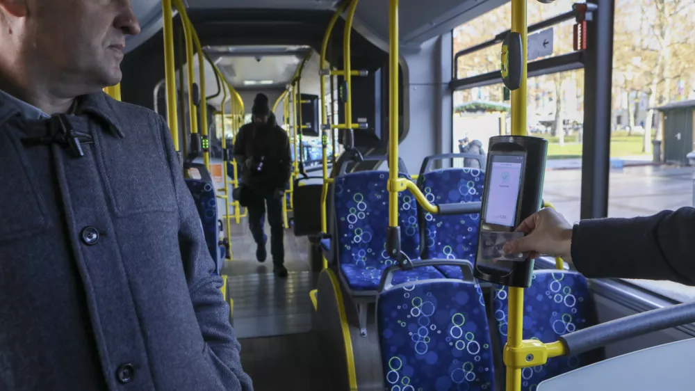 - 29.11.2023 &ndash; Ljubljanski potni&scaron;ki promet (LPP) - predstavitev nove digitalne re&scaron;itve - plačevanje avtobusnih vozovnic s plačilnimi karticami na mestnih in medkrajevnih linijah - //FOTO: Luka Cjuha