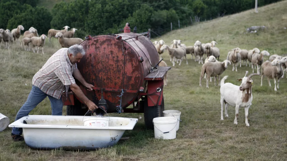 voda - napajalnik - cisterna - banja- ovčjereja in kozjereja - ovce - koze - //FOTO: Bojan Velikonja