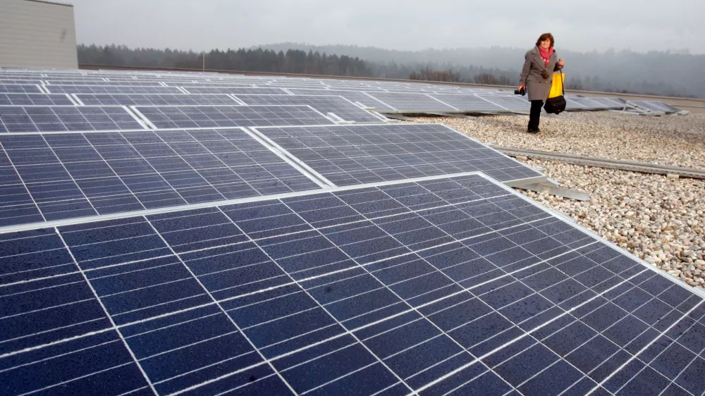 sončne celice - solarni moduli  - Tehnolo&scaron;ki park Ljubljana - nova sončna elektrarna na strehi objekta, stavba B  //FOTO: Bojan Velikonja / Foto: Bojan Velikonja