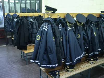 - simbolična fotografija - uniforma- 12.02.2025 - Policija je nagradila 66 izjemnih posameznikov, ki so v najrazličnej&scaron;ih okoli&scaron;činah pomagali re&scaron;evati življenja ljudi - podelitev, policija, hrabrost, požrtvovalnost, priznanja//FOTO: Jaka Gasar / Foto: Jaka Gasar