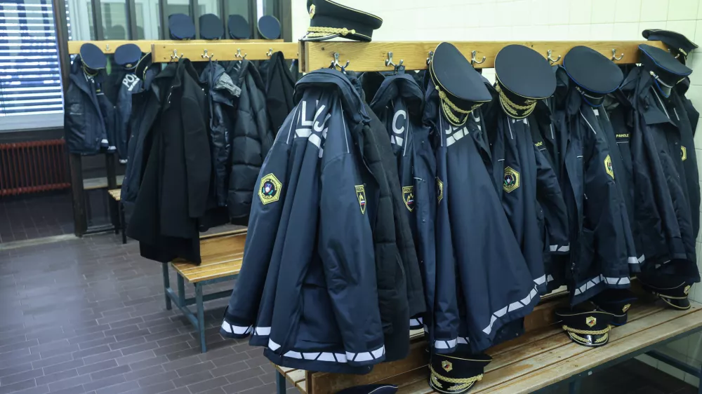 - simbolična fotografija - uniforma- 12.02.2025 - Policija je nagradila 66 izjemnih posameznikov, ki so v najrazličnej&scaron;ih okoli&scaron;činah pomagali re&scaron;evati življenja ljudi - podelitev, policija, hrabrost, požrtvovalnost, priznanja//FOTO: Jaka Gasar / Foto: Jaka Gasar