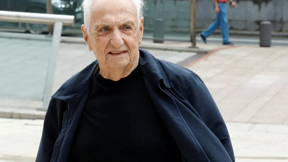 FILE PHOTO: Frank Gehry, architect of the Guggenheim Museum Bilbao, arrives to take part in the twenty-fifth anniversary celebrations of the museum, in Bilbao, Spain, October 17, 2022. REUTERS/Vincent West/File Photo