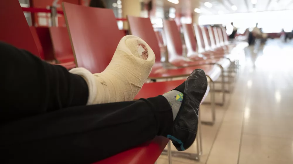 - simbolična fotografija - zdravstvo - po&scaron;kodba - zlom - mavec - gibsPacienti- 15.2.2024 - UKC Ljubljana - Urgenca// FOTO: Nik Erik Neubauer / Foto: Nik Erik Neubauer