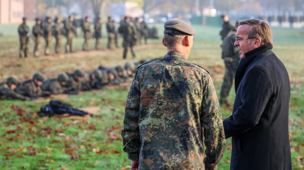 10 November 2025, North Rhine-Westphalia, Muenster: German Defense Minister Boris Pistorius watches soldiers undergoing basic training with weapons in the barracks of Homeland Security Regiment 2. Pistorius talks to soldiers from the regiment and visits the training company. Around 190 recruits are currently undergoing their new basic training there. Photo: Christoph Reichwein/dpa