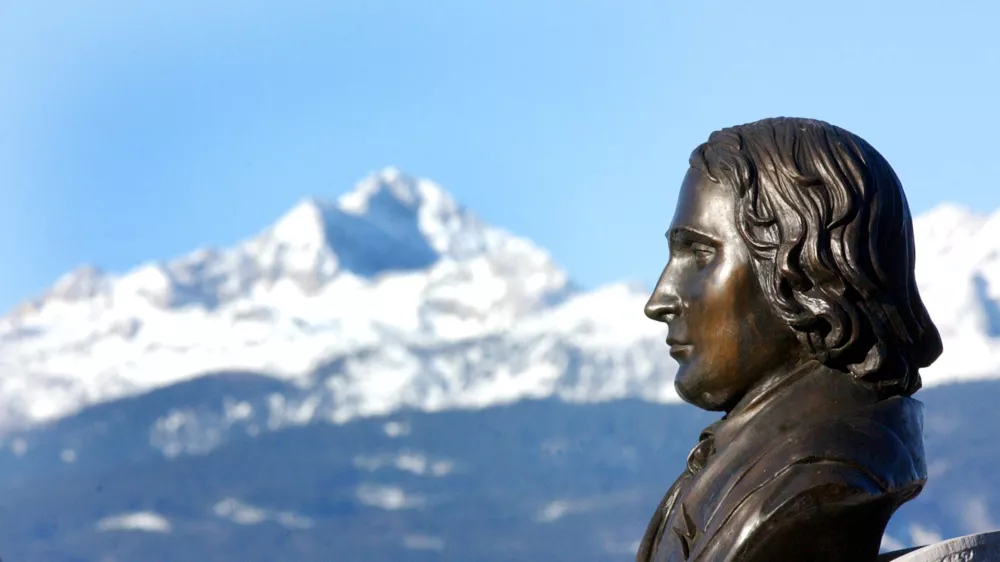 France Pre&scaron;eren - Vrba na Gorenskem, v ozadju TriglavOPOMBA - ZA OBJAVO V SOBOTNI PRILOGI: REPORTAŽA