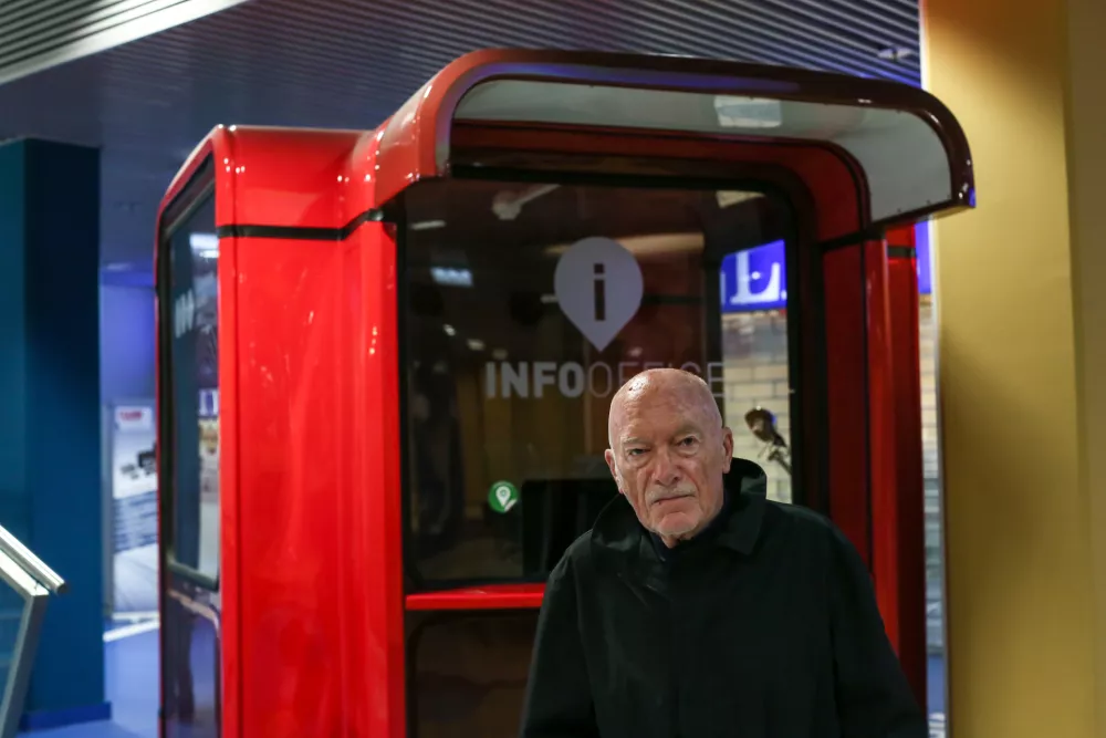 - 08.11.2019 - Sa&scaron;a M&auml;chtig, arhitekt in industrijski oblikovalec - eden najpomembnej&scaron;ih industrijskih oblikovalcev v Sloveniji - leta 1967 je zasnoval modularni kiosk K67, ki je vključen tudi v zbirko Muzeja moderne umetnosti (MoMA) v New Yorku. Zasnoval je tudi paviljon Kavarne Evropa in drugo ulično opremo: ko&scaron;e, telefonske du&scaron;ilnike in telefonske govorilnice.  //FOTO: Luka Cjuha.