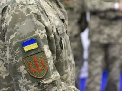 Ukrainian flag and coat of arms on the chevron of a Ukrainian soldier,Image: 993036599, License: Royalty-free, Restrictions:, Model Release: yes