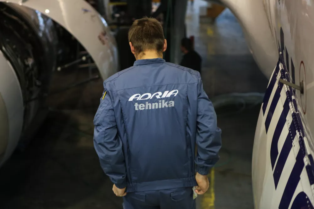 - 15.12.2016 - Adria Airways Tehnika, vzdrževanje letal d.d., Zgornji Brnik, ///FOTO: Luka Cjuha.OPOMBA: DNEVNIKOV OBJEKTIV - REPORTAŽA 2016 -.