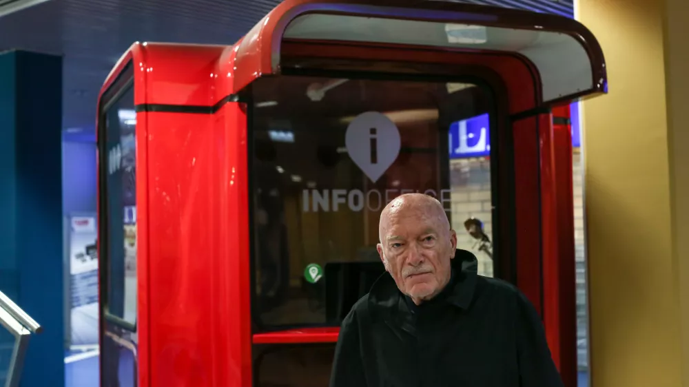 - 08.11.2019 - Sa&scaron;a M&auml;chtig, arhitekt in industrijski oblikovalec - eden najpomembnej&scaron;ih industrijskih oblikovalcev v Sloveniji - leta 1967 je zasnoval modularni kiosk K67, ki je vključen tudi v zbirko Muzeja moderne umetnosti (MoMA) v New Yorku. Zasnoval je tudi paviljon Kavarne Evropa in drugo ulično opremo: ko&scaron;e, telefonske du&scaron;ilnike in telefonske govorilnice.  //FOTO: Luka Cjuha.