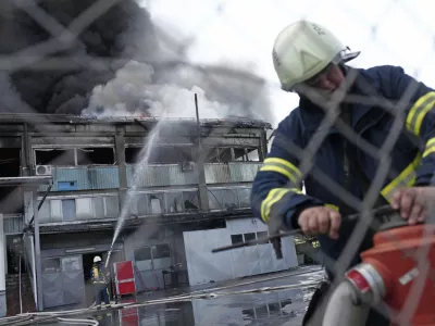 - 12.05.2015 - - požar v hladilnici Mercator na Hladilni&scaron;ki poti v ljubljanskem Zalogu - zagorelo glavno skladi&scaron;če zamrzjenih živil za osrednjo Slovenijo - 3000 kvadratnih metrov skladi&scaron;čnih prostorov za sveži program, zelenjavo, sadje in meso///FOTO: Luka Cjuha