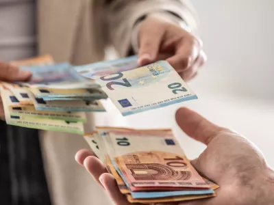 denar, plača, evro, evri, gotovina Businesswoman's hands exchanging euro banknotes, closeup shot.