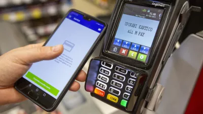 - mobilna banka - POS terminal - 07.06.2019 &ndash; Mobilni GSM telefon &ndash; negotovinsko plačevanje z mobilno aplikacijo - plačilna transakcija //FOTO: Matjaž Ru&scaron;t / Foto: Matjaž Ru&scaron;t