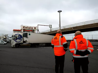 01 January 2021, France, Calais: Trucks arrive at the harbour of Calais after crossing from Britain on the day that the Brexit transition period ends and Britain leaves the EU single market and customs union four-and-a-half years after voting to leave the bloc. Hundreds of heavy goods vehicles early Friday passed through the Channel Tunnel connecting Britain and France "without any problem", its operator said, dispelling fears of immediate snarl-ups as Brexit took effect. Photo: Sameer Al-Doumy/AFP/dpa