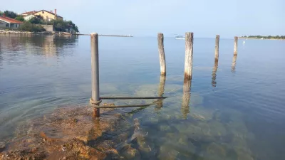 Zaradi velikosti pristani&scaron;kega območja in velikega &scaron;tevila ladij v zalivu, žal, kopanje ne bo več mogoče ne za domačine ne goste. Foto: Iniciativa Dajla