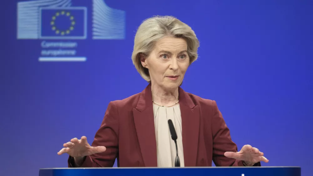 Belgija, Bruselj.Predsednica Evropske komisije Ursula von der Leyen na novinarski konferenci.Evropska komisija je danes predlagala dva ukrepa, posojila EU in posojilo za odskodnine, financirano iz zamrznjenih ruskih sredstev, da bi zadostila financnim potrebam Ukrajine za obdobje 20262027.