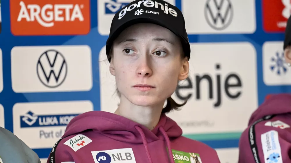 Nika Prevc02.12.2025 Novinarska konferenca mo&scaron;ke in ženske članske reprezentance Slovenije po vrnitvi s skandinavske turneje - smučarski skakalciFoto: Nik Erik Neubauer
