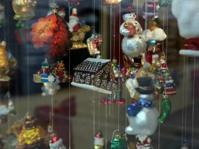 - 05.01.2023 &ndash; simbolična fotografija - novoletni okraski &ndash; čokoladna hi&scaron;a - nepremičnine - //FOTO: Tomaž Skale