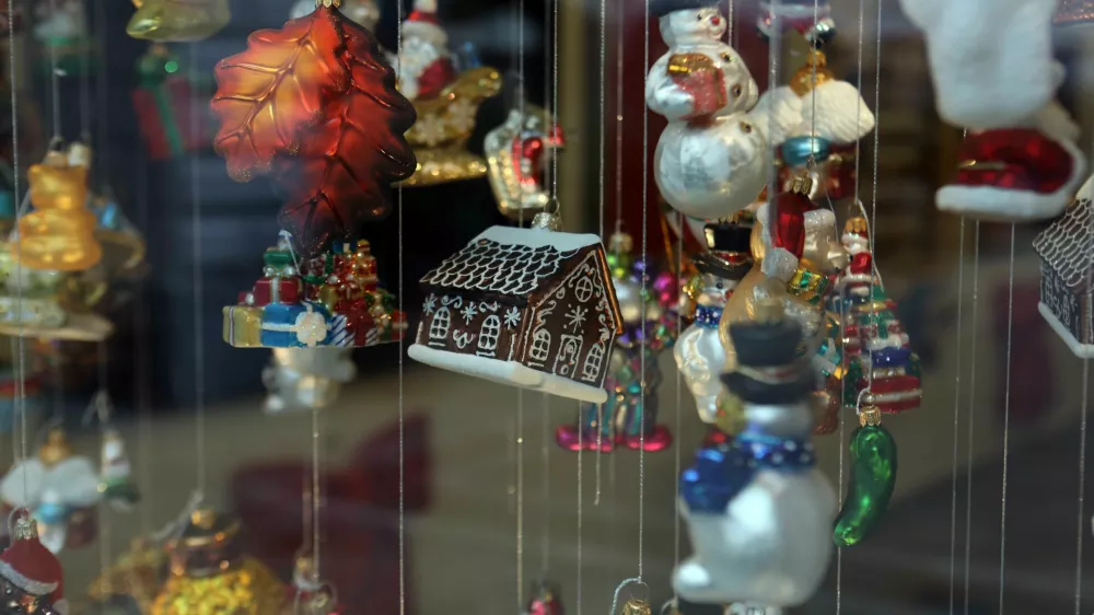 - 05.01.2023 &ndash; simbolična fotografija - novoletni okraski &ndash; čokoladna hi&scaron;a - nepremičnine - //FOTO: Tomaž Skale