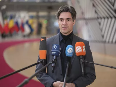 Belgija, Bruselj.Zasedanje ministrov EU za delo in socialne zadeve, ki so razpravljali o pripravah evropskega nacrta za cenovno dostopna stanovanja, zasciti pred karcinogenimi snovmi na delovnem mestu in poenostavitvi evropske zakonodaje na podrocjih dela in sociale.Minister za delo, druzino, socialne zadeve in enake moznosti Luka Mesec.