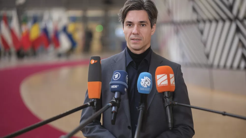 Belgija, Bruselj.Zasedanje ministrov EU za delo in socialne zadeve, ki so razpravljali o pripravah evropskega nacrta za cenovno dostopna stanovanja, zasciti pred karcinogenimi snovmi na delovnem mestu in poenostavitvi evropske zakonodaje na podrocjih dela in sociale.Minister za delo, druzino, socialne zadeve in enake moznosti Luka Mesec.