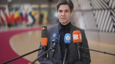 Belgija, Bruselj.Zasedanje ministrov EU za delo in socialne zadeve, ki so razpravljali o pripravah evropskega nacrta za cenovno dostopna stanovanja, zasciti pred karcinogenimi snovmi na delovnem mestu in poenostavitvi evropske zakonodaje na podrocjih dela in sociale.Minister za delo, druzino, socialne zadeve in enake moznosti Luka Mesec.