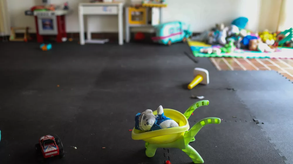 simbolična fotografija, otro&scaron;ke igrače, otro&scaron;tvo, otroci, zloraba otrok.- 14.12.2022 &ndash; Ankaran - Nastanitveni center za ukrajinske begunce Debeli rtič - Begunski otroci iz Ukrajine v Sloveniji &ndash; begunci - //FOTO: Bojan VelikonjaOPOMBA: REPORTAŽA ZA NEDELJSKI 2022