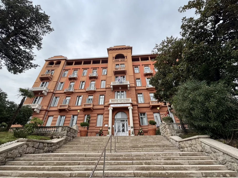 Čarobni advent med stoletnimi cipresami in vonjem po morju