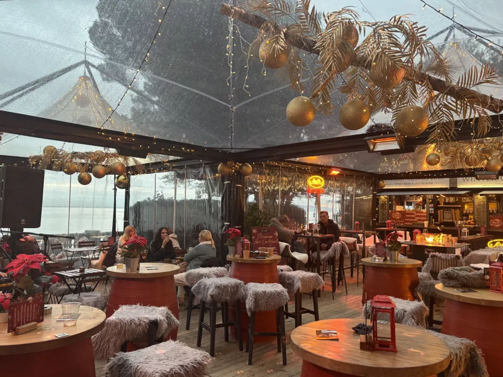 Čarobni advent med stoletnimi cipresami in vonjem po morju