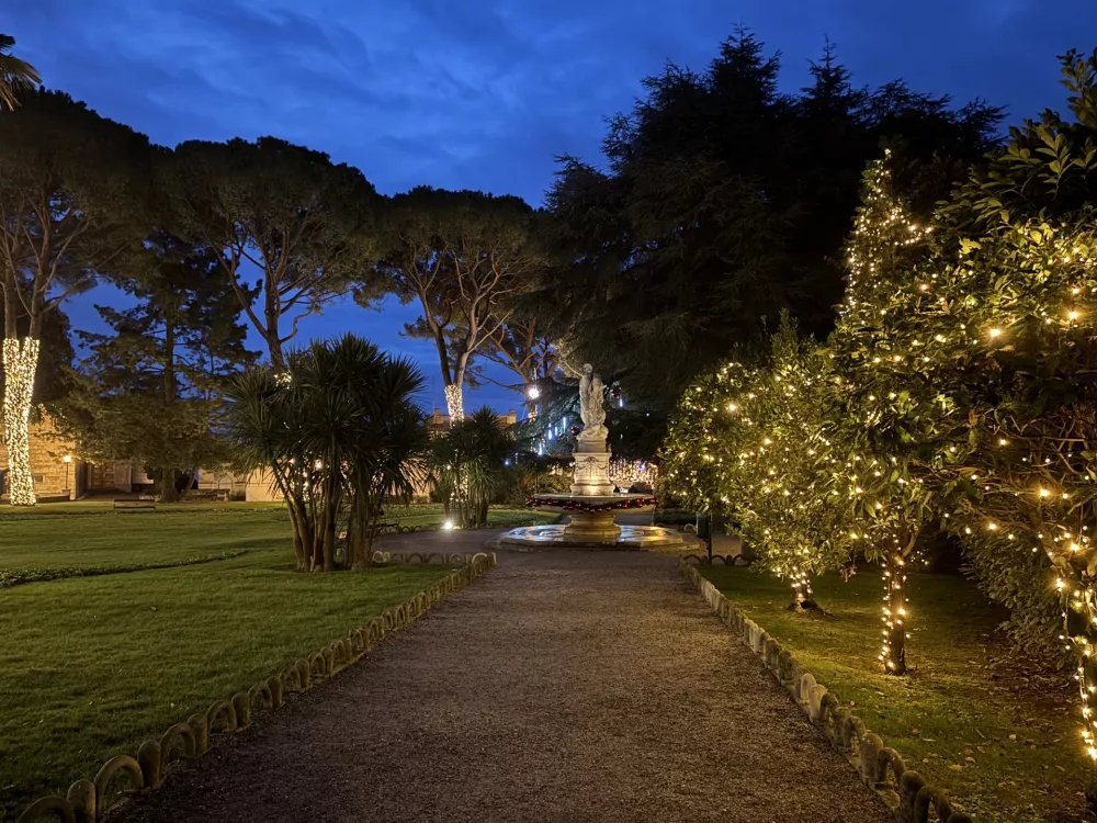 Čarobni advent med stoletnimi cipresami in vonjem po morju