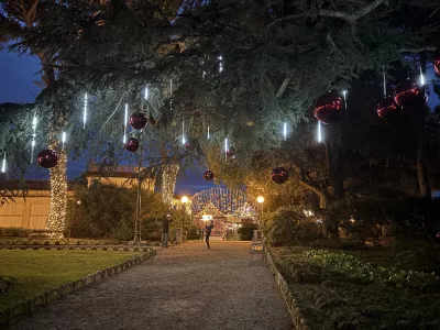 Čarobni advent med stoletnimi cipresami in vonjem po morju