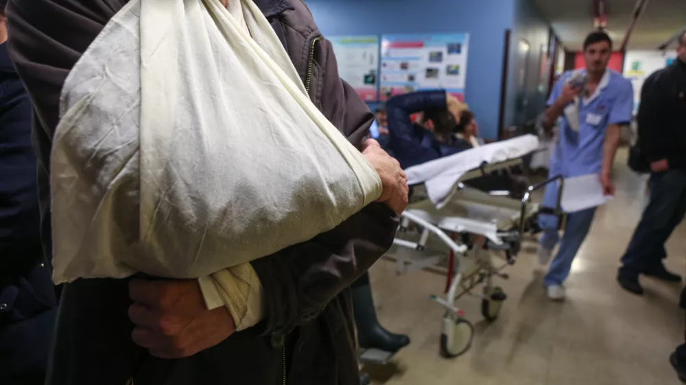 Kot britev ostra kritika reza v bolni&scaron;ke odsotnosti