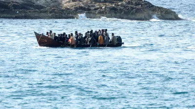 FILE PHOTO: A boat with migrants approaches the Sicilian island of Lampedusa, Italy, September 16, 2023. REUTERS/Yara Nardi/File Photo