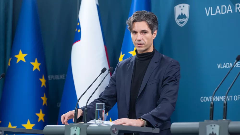 Ljubljana, vlada.Novinarska konferenca po seji vlade.Minister za delo, druzino, socialne zadeve in enake moznosti Luka Mesec.