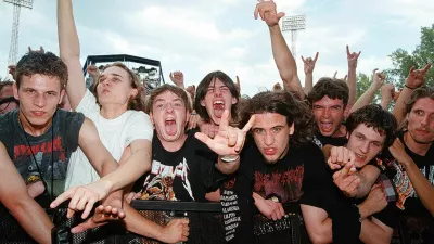 Mladi na koncertu Metallice leta 1999. / Foto: Matej Pov&scaron;e/dokumentacija