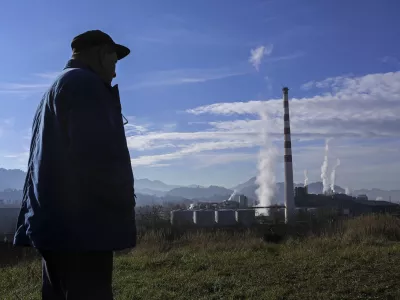 Franc Cajhen, prebivalec Bukovžlaka, najbolj onesnaženega dela Celja- 11.12.2014 - Podjetje Cinkarna Celje, metalur&scaron;ko-kemična industrija - onesnaženo zemlji&scaron;če - rezultati okoljskega pregleda na lokacijah Cinkarne Celje so razkrili, da je večji del proizvodnje na Kidričevi cesti 26 v Celju postavljen na nasipih odpadkov metalur&scaron;ke dejavnosti, ki so bili odloženi med 50. in 80. leti prej&scaron;njega stoletja. V vzorcih tal so izmerjene kritične vrednosti težkih kovin, ki so značilne za topilni&scaron;ke odpadke iz nekdanje proizvodnje cinka in ostanke praženja piritne rude    //FOTO: Jaka GasarOPOMBA: ZA OBJAVO V PRILOGI &ndash; DNEVNIKOV OBJEKTIV - REPORTAŽA 2014
