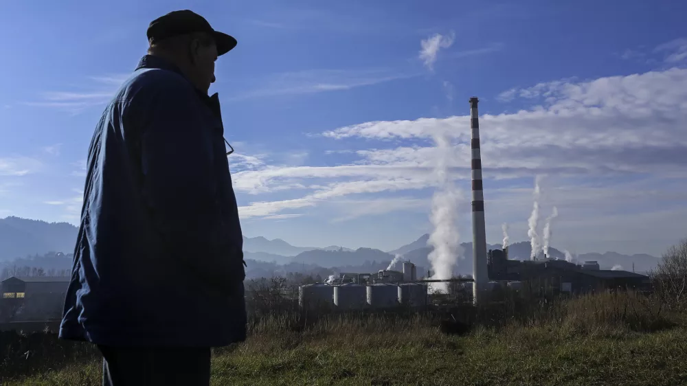 Franc Cajhen, prebivalec Bukovžlaka, najbolj onesnaženega dela Celja- 11.12.2014 - Podjetje Cinkarna Celje, metalur&scaron;ko-kemična industrija - onesnaženo zemlji&scaron;če - rezultati okoljskega pregleda na lokacijah Cinkarne Celje so razkrili, da je večji del proizvodnje na Kidričevi cesti 26 v Celju postavljen na nasipih odpadkov metalur&scaron;ke dejavnosti, ki so bili odloženi med 50. in 80. leti prej&scaron;njega stoletja. V vzorcih tal so izmerjene kritične vrednosti težkih kovin, ki so značilne za topilni&scaron;ke odpadke iz nekdanje proizvodnje cinka in ostanke praženja piritne rude    //FOTO: Jaka GasarOPOMBA: ZA OBJAVO V PRILOGI &ndash; DNEVNIKOV OBJEKTIV - REPORTAŽA 2014