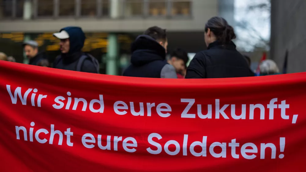 05 December 2025, North Rhine-Westphalia, Cologne: People march through the city center in a demonstration against a possible military service law. The governing coalition wants a new military service law with mandatory conscription for entire cohorts of young men and target figures for expanding the Bundeswehr. The Bundestag votes on the plan today, with approval considered certain. Photo: Rolf Vennenbernd/dpa