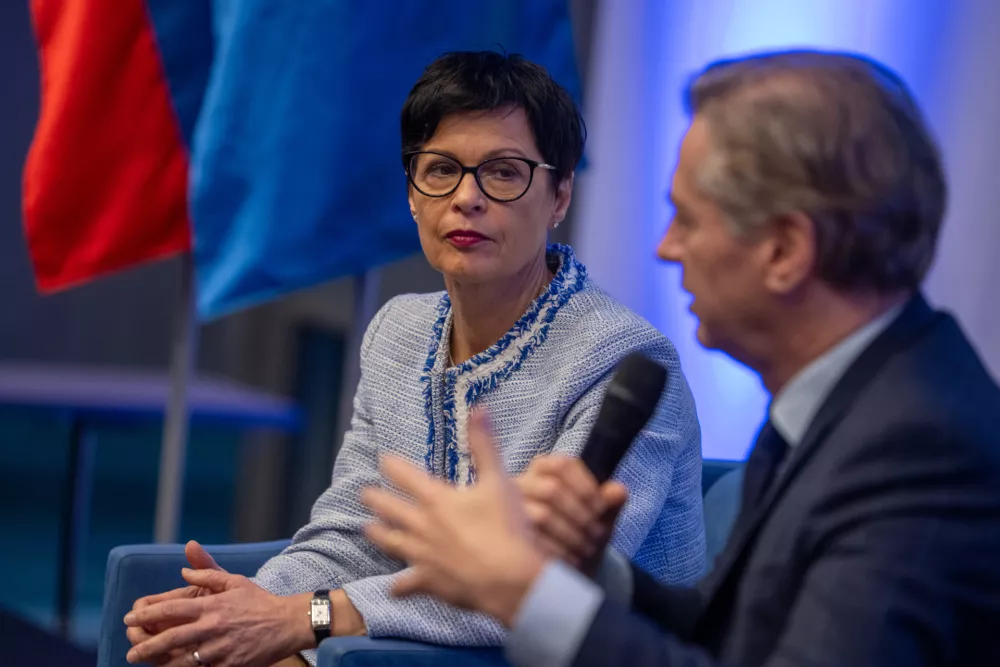 Ljubljana, Hotel Mons.Pogovor v organizaciji Gibanja Svoboda o procesih siritve EU, spremenjenih geopoliticnih okoliscinah ter vlogi liberalizma v Sloveniji in sirsem evropskem prostoru.Evropska komisarka za siritev Marta Kos in predsednik vlade Robert Golob.