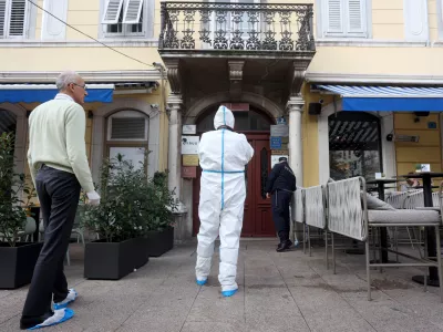 6.12.2025.., Rijeka - U stubistu zgrade Trga Republike Hrvatske broj 2 pronadjena je tesko ozlijedjena zena koja je preminula i muskarac s ozlijedama vrata. Photo: Nel Pavletic/PIXSELL