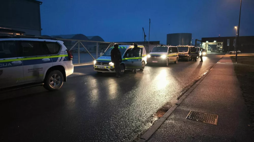 Policisti murskosobo&scaron;ke policijske uprave so po klicu občana izsledili in prijeli 40-letnega mo&scaron;kega, ki naj bi v četrtek na Hrva&scaron;kem umoril svakinjo, partnerko pa hudo ranil. 