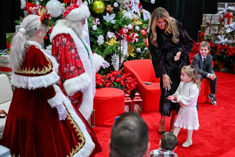 U.S. first lady Melania Trump meets with a patient during a holiday event at Children's National Hospital in Washington, D.C., U.S., December 5, 2025. REUTERS/Daniel Heuer