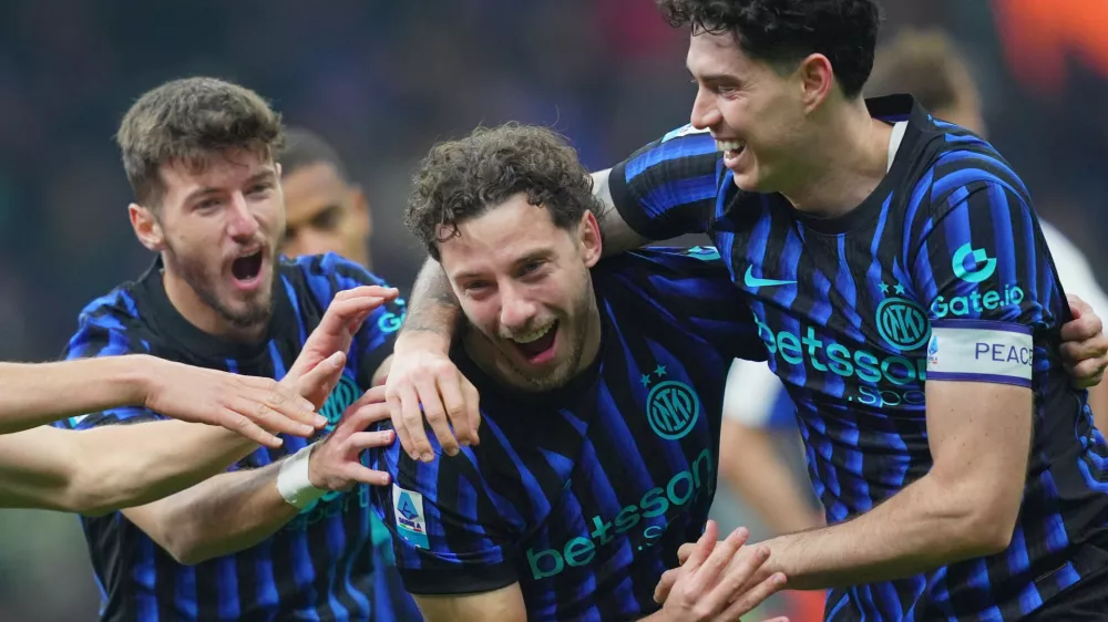 06 December 2025, Italy, Milan: Inter Milan's Carlos Augusto celebrates scoring his side's fourth goal during the Italian Serie A soccer match between Inter Milan and Como 1907 at San Siro Stadium. Photo: Spada/LaPresse via ZUMA Press/dpa