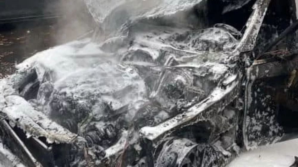 Zaradi iskre s prskalice se je v mestu Hagen zgorel mercedes.