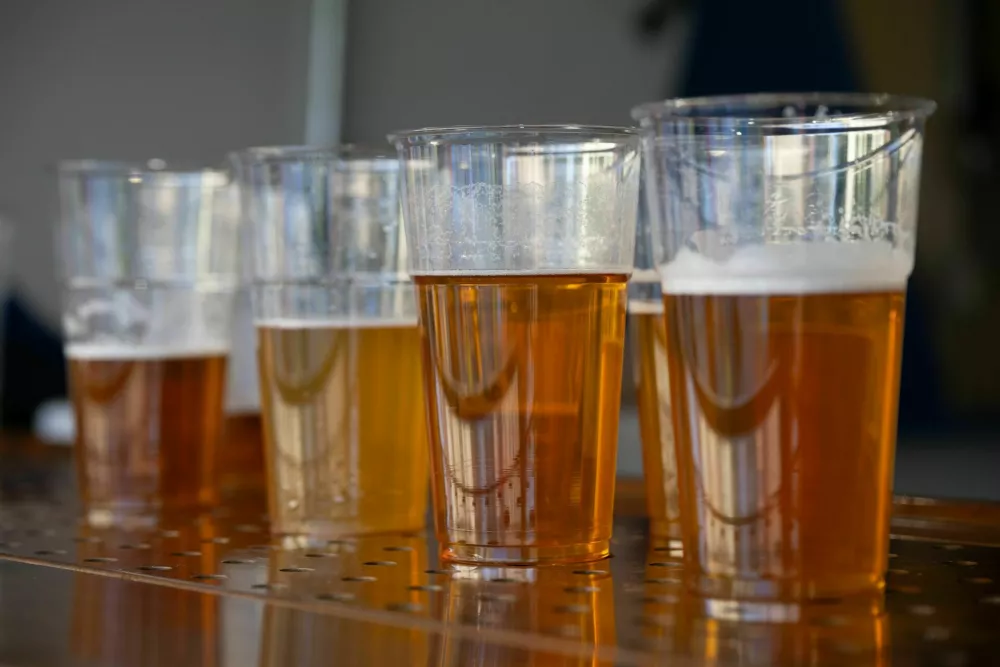 več kozarcev piva, pivo