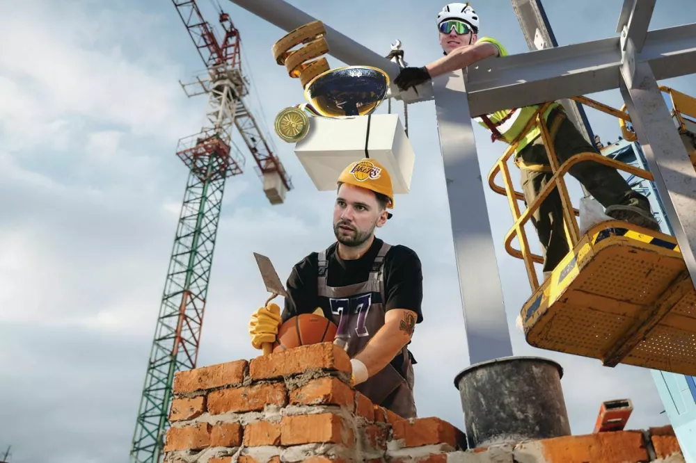 Busy, against the crane in distance. A builder is working at the construction site at daytime. / Foto: Standret