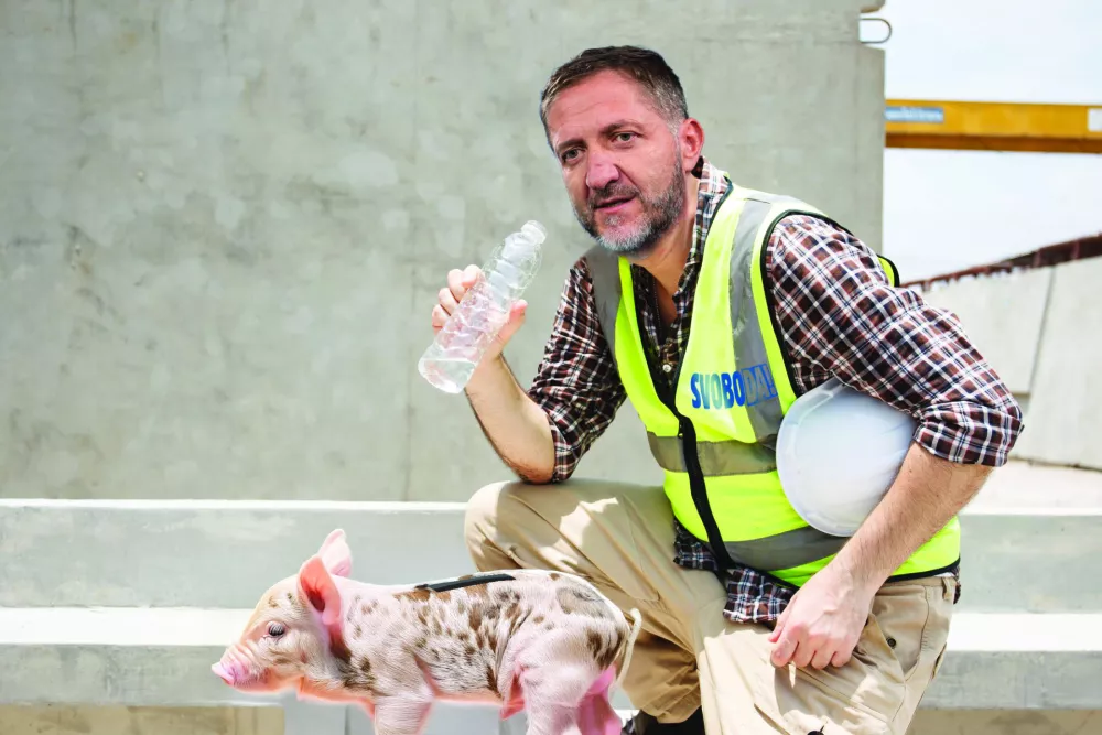 Dangerous from heat wave during working outside the building. Caucasian male construction worker resting and drinking water from bottle in a very hot day. Heat stroke health problem. / Foto: Golfcphoto