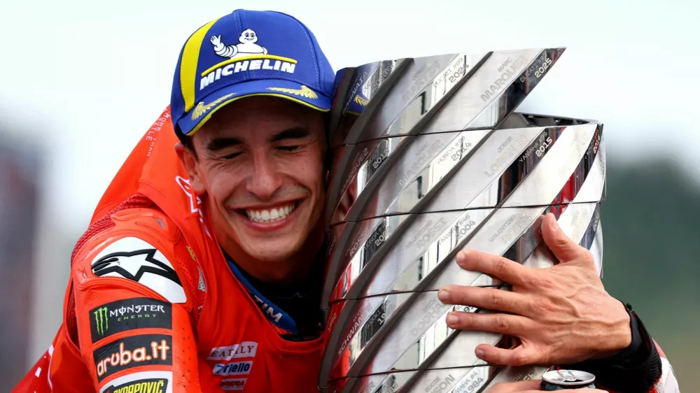 FILE PHOTO: MotoGP - Japanese Grand Prix - Mobility Resort Motegi, Motegi, Japan - September 28, 2025 Ducati Lenovo Team's Marc Marquez celebrates with the trophy after winning the 2025 MotoGP World Championship REUTERS/Kim Kyung-Hoon/File Photo / Foto: Kim Kyung-hoon